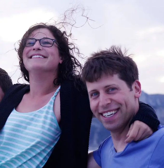 Ann (trái) và Sam Altman. Ảnh: Facebook/Annie Altman