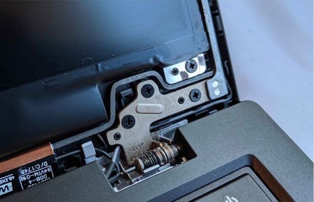 Kiểm tra bản lề và các góc cạnh khi chọn mua laptop gaming cũ