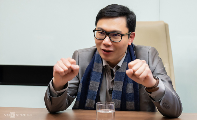 TS Nguyễn Đức Khương chia sẻ với VnExpress về những điểm nghẽn trong thu hút nhân tài. Ảnh: Tùng Đinh