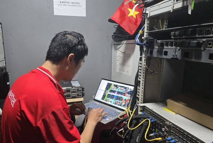 Nhân viên nhà mạng trực phòng máy, điều tiết lưu lượng tại khu vực trung tâm TP HCM. Ảnh: Thái Sơn