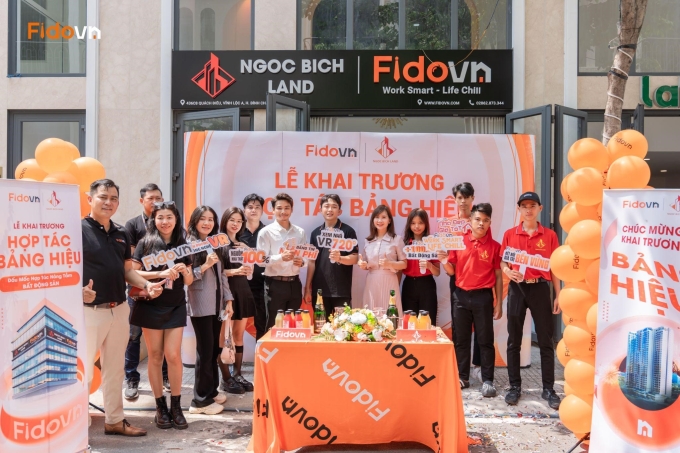 Đại diện Fidovn và một doanh nghiệp trong lễ công bố hợp tác. Ảnh: Fidovn