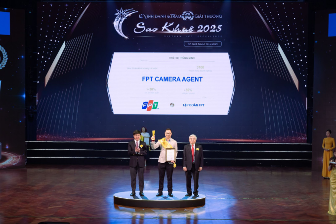 Ông Đinh Cao Sơn - Giám đốc Trung tâm sản phẩm dịch vụ FPT Camera và FPT Smart Home, Tập đoàn FPT nhận vinh danh trên sân khấu. Ảnh: FPT