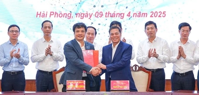 Lãnh đạo thành phố và Tập đoàn FPT đã ký kết Thỏa thuận hợp tác. Ảnh: Lê Tân