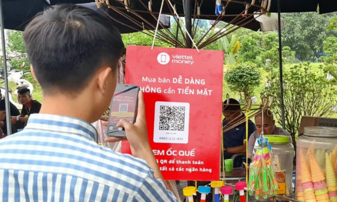 Một cửa hàng tạp hóa cung cấp dịch vụ thanh toán Mobile Money. Ảnh Trọng Đạt