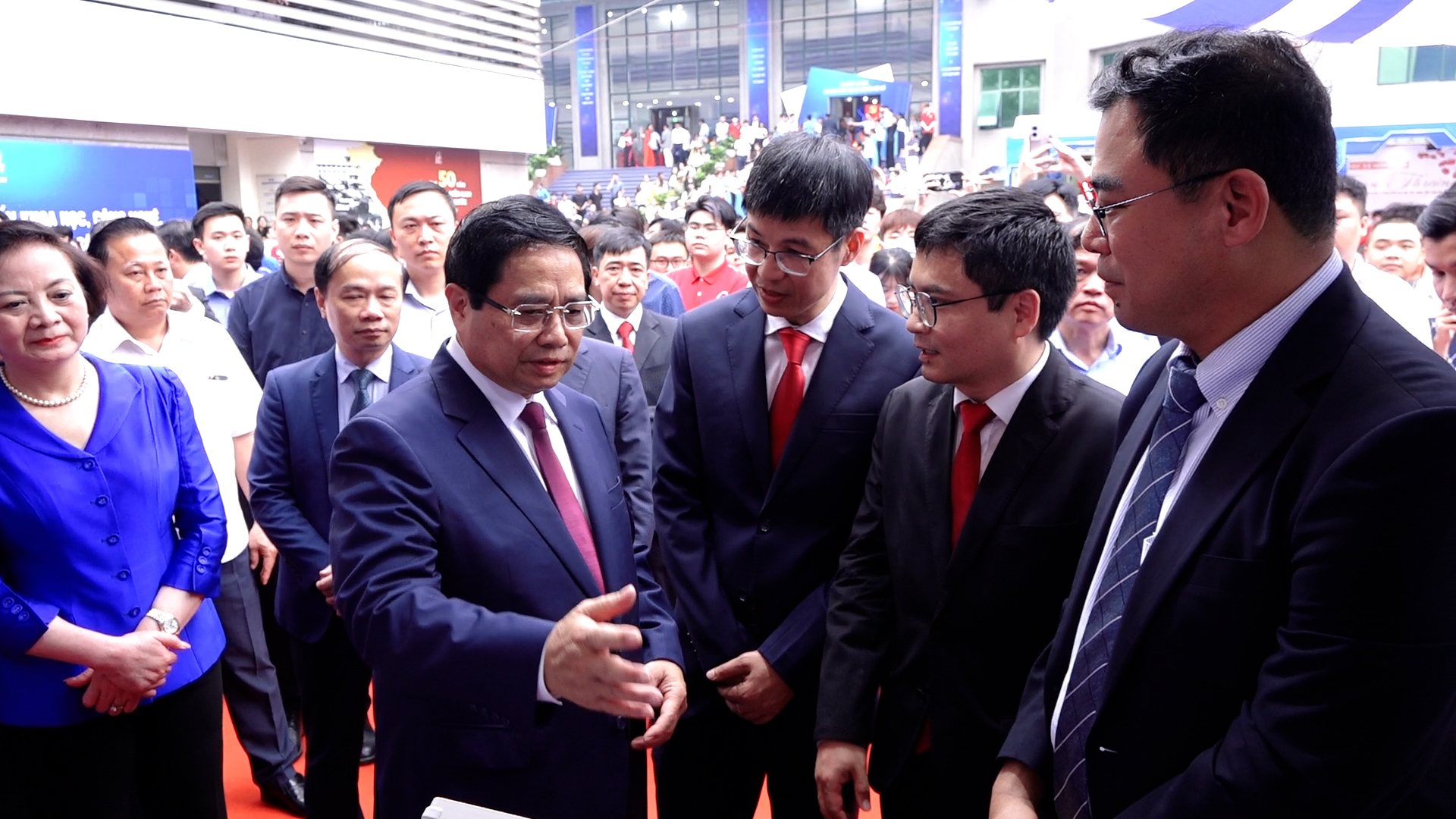 Thủ tướng thăm gian hàng tại lễ phát động phong trào đổi mới sáng tạo và chuyển đổi số