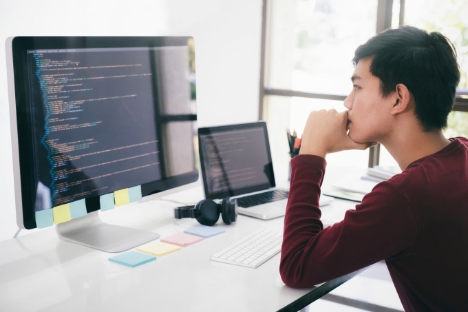 Một kỹ sư IT đang viết code. Ảnh:
