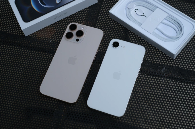iPhone 16e và iPhone 16 Pro Max. Ảnh: Tuấn Hưng