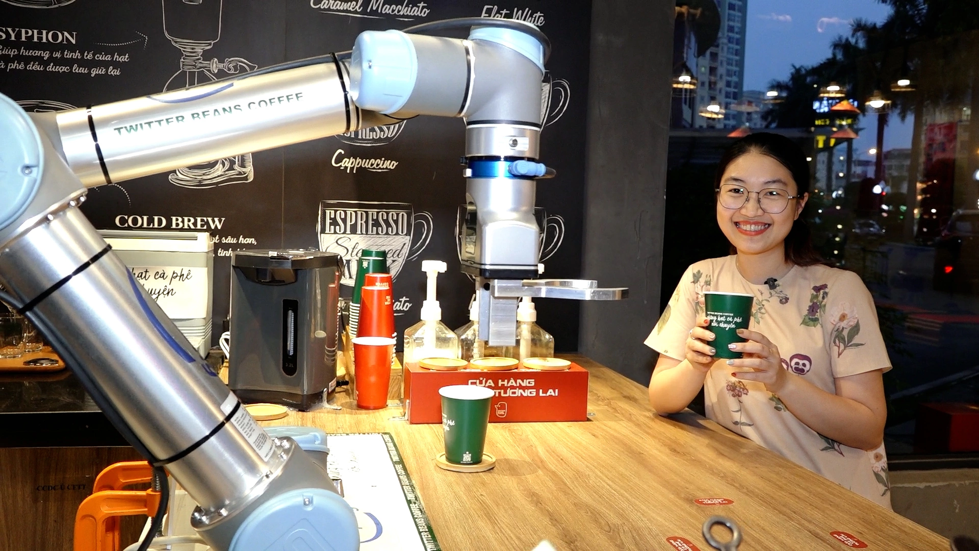 Quán cà phê đầu tiên ở Hà Nội sử dụng 4 robot phục vụ khách