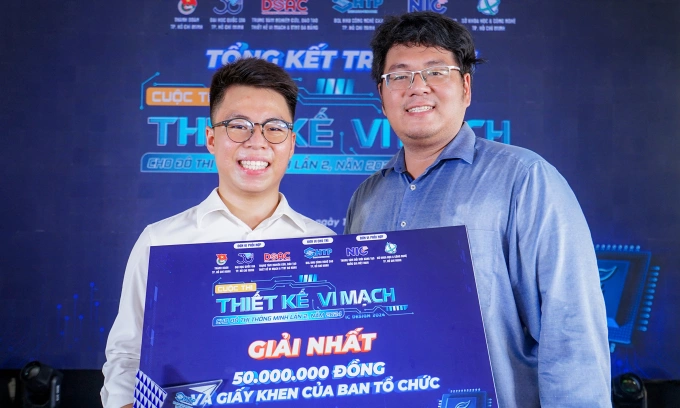 Nguyễn Đoàn Hoàng Phúc (trái) và thầy hướng dẫn Tạ Trí Đức. Ảnh: Bảo Lâm