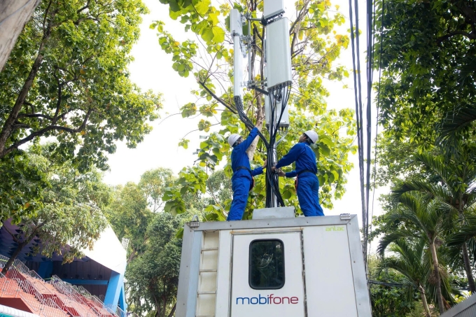 Nhân viên kỹ thuật nhà mạng lắp thêm trạm phát sóng tại TP HCM. Ảnh: NVCC