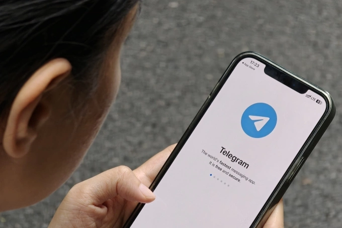Một người dùng sử dụng ứng dụng Telegram. Ảnh: Trọng Đạt