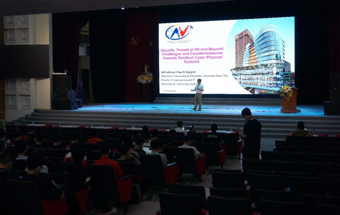 Chuyên gia chia sẻ tại sự kiện. Ảnh: Học viện công nghệ Bưu chính Viễn thông