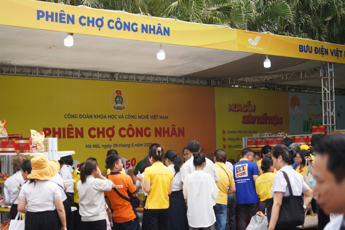 Phiên chợ Công nhân được tổ chức tại Lễ phát động. Ảnh: Lưu Quý