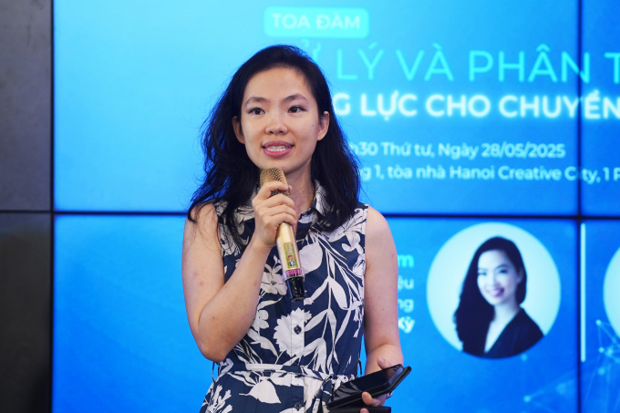 Bà Hạnh Phạm - Giám đốc Khoa học dữ liệu tại Pinterest, cựu lãnh đạo nhóm dữ liệu tại Airbnb, chia sẻ tại tọa đàm của Hiệp hội Dữ liệu quốc gia, ngày 28/5/2025. Ảnh: Lưu Quý