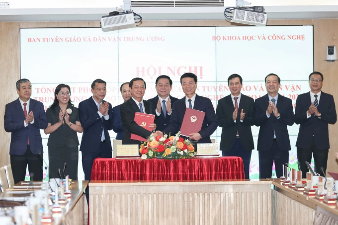 Lễ ký Chương trình phối hợp công tác giữa Bộ Khoa học và Công nghệ và Ban Tuyên giáo và Dân vận Trung ương. Ảnh: Anh Dũng