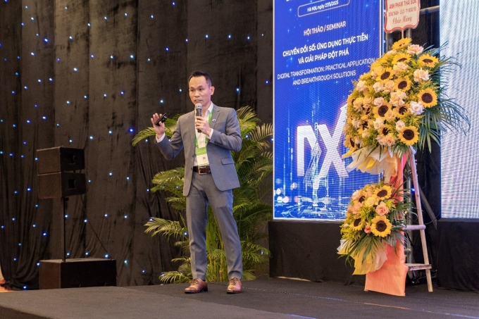 Ông Trần Vinh, CEO của nền tảng vận hành số Cleeksy phát biểu tại diễn đàn Vietnam – Asia DX Summit 2025. Ảnh: Cleeksy