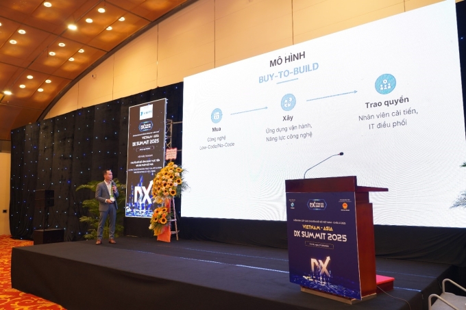 Ông Vinh chia sẻ về mô hình Buy to build tại sự kiện. Ảnh: Cleeksy