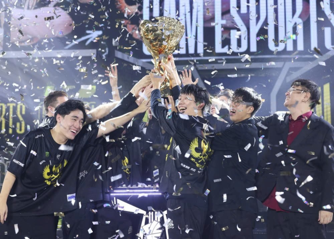 Đội nâng cup mừng chiến thắng trong cuộc thi eSport. Ảnh: VNG