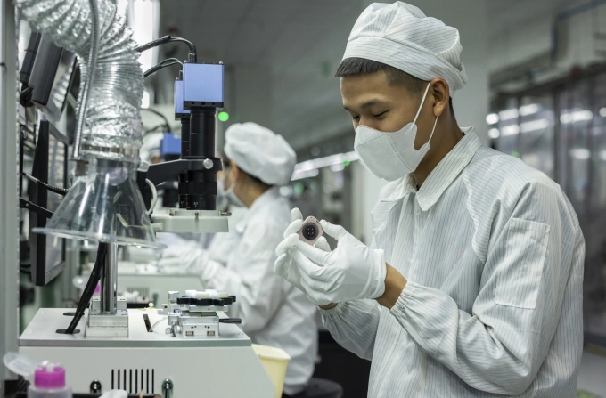 Công nhân đang kiểm tra Apple Watch trong một nhà máy tại Việt Nam. Ảnh: Apple