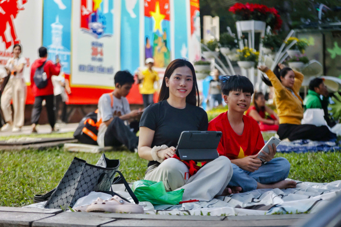 Người dân đổ về trung tâm TP HCM chờ xem diễu binh 30/4. Ảnh: Quỳnh Trần