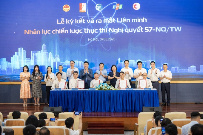 Lễ ký kết và ra mắt liên minh nhân lực chiến lược thực thi Nghị quyết 57, chiều 7/5. Ảnh: Vân Anh