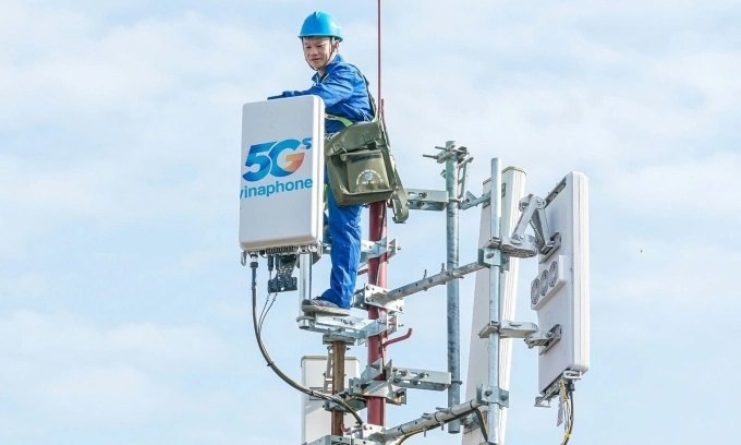 Kỹ thuật viên trên một trạm 5G Vinaphone. Ảnh: VNPT