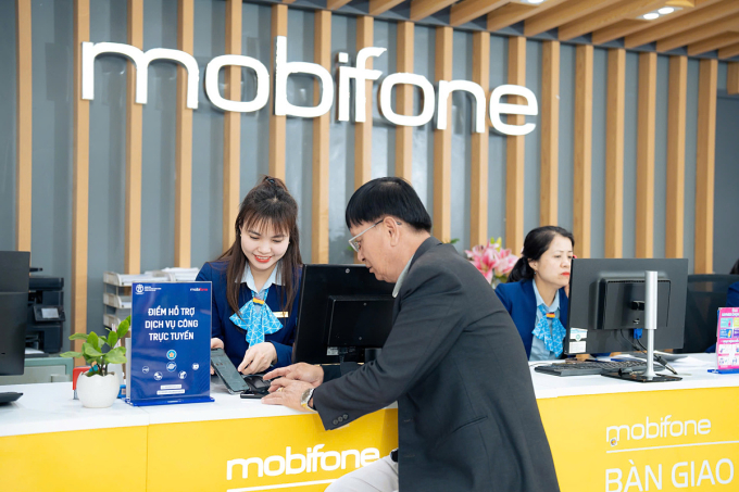 Nhân viên MobiFone hỗ trợ khách hàng thực hiện thao tác trên điện thoại.
