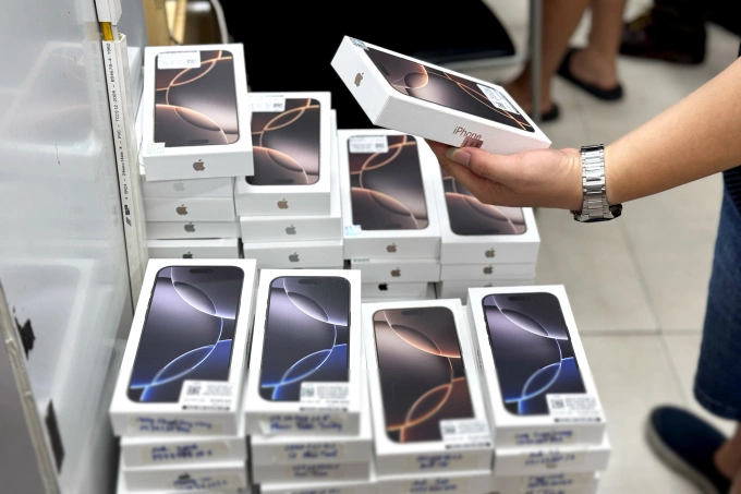 Những chồng hộp iPhone 16 Pro Max tại một cửa hàng trong ngày mở bán tại Việt Nam, tháng 9/2024. Ảnh: Lưu Quý