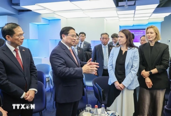 Thủ tướng Phạm Minh Chính thăm Trung tâm E-Estonia Briefing Centre. Ảnh: Dương Giang/TTXVN