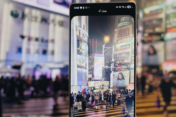 Trợ lý AI trên Galaxy S25 Series đồng hành người dùng khám phá đời sống Ximending về đêm. Ảnh: Samsung