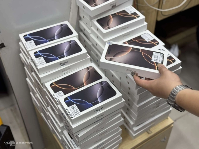 Cửa hàng xếp chồng iPhone 16 series chuẩn bị giao cho khách hàng vào ngày mở bán tháng 9 năm ngoái. Ảnh: Lưu Quý