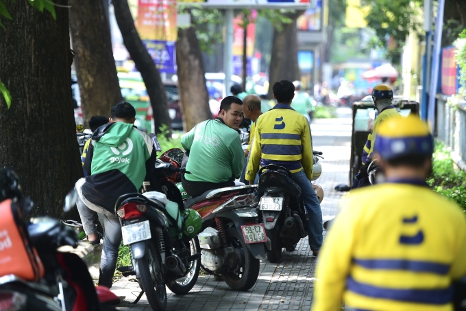 Tài xế xe công nghệ chờ khách trên đường ơ trung tâm TP HCM. Ảnh: Thanh Tùng