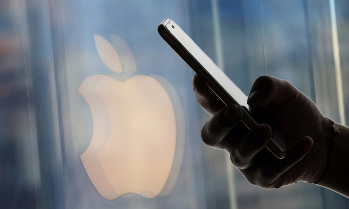 Một người dùng iPhone trước một cửa hàng Apple ở Thượng Hải năm 2018. Ảnh: Reuters