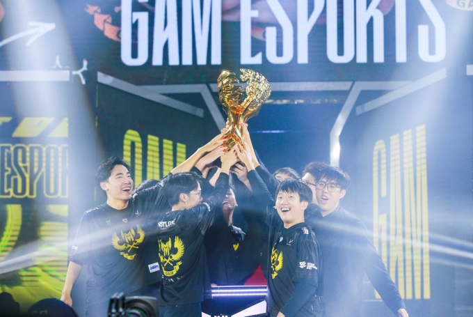 GAM Esports nâng cúp vô địch VCS 2024. Ảnh: GAM Esports