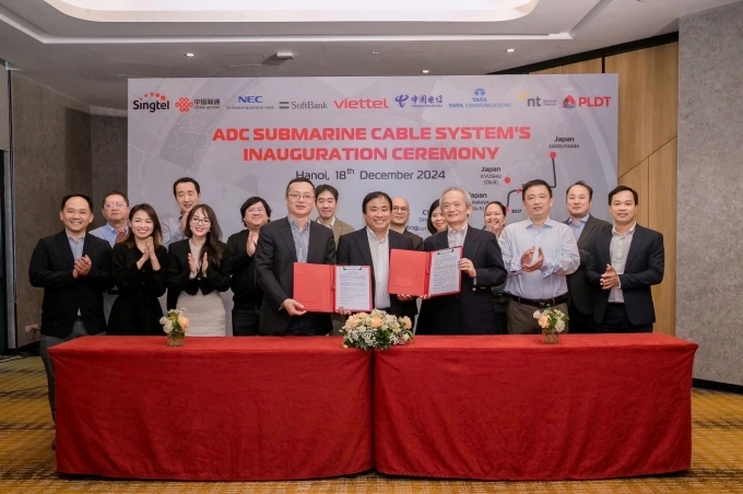 Đại diện Viettel, Singtel và đối tác tại lễ khánh thành tuyến cáp ADC đầu năm 2025. Ảnh: Trần Long