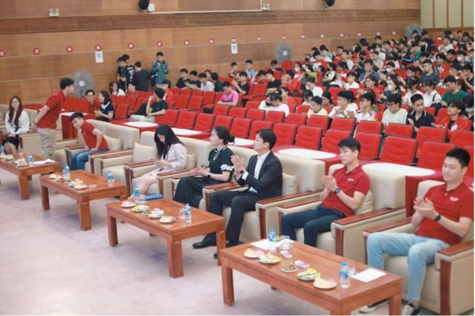 Các chuyên gia LG CNS Vietnam Build Center (hàng đầu) tham dự chương trình. Ảnh: LG CNS