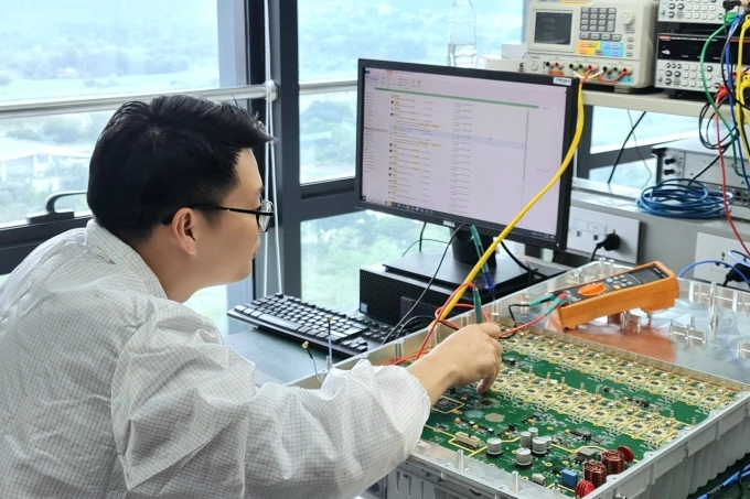 Kỹ sư đang thử nghiệm thiết bị trạm gốc 5G do Việt Nam phát triển. Ảnh: Trọng Đạt