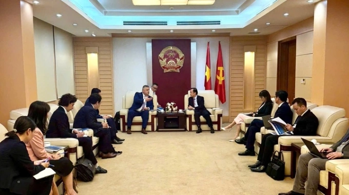 Thứ trưởng Phạm Đức Long (người bên phải) tiếp đoàn công tác Amazon do ông Gonzalo de Dios, Giám đốc Cấp phép toàn cầu và Quan hệ pháp lý quốc tế dự án Kuiper (người bên trái) dẫn đầu. Ảnh: TTTT