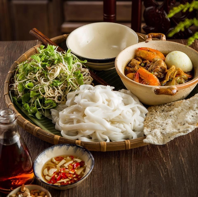 Mẹt mì Quảng tại Bà Mua có giá khoảng 40.000 đồng. Ảnh: Bà Mua