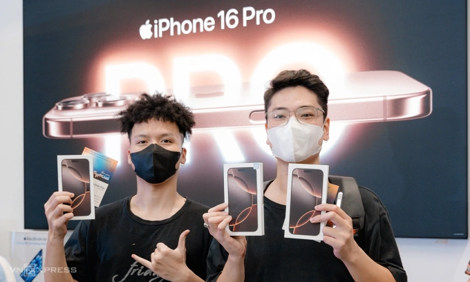 Những người đầu tiên sở hữu iPhone 16 hàng chính hãng tại Việt Nam. Ảnh: Quang Anh