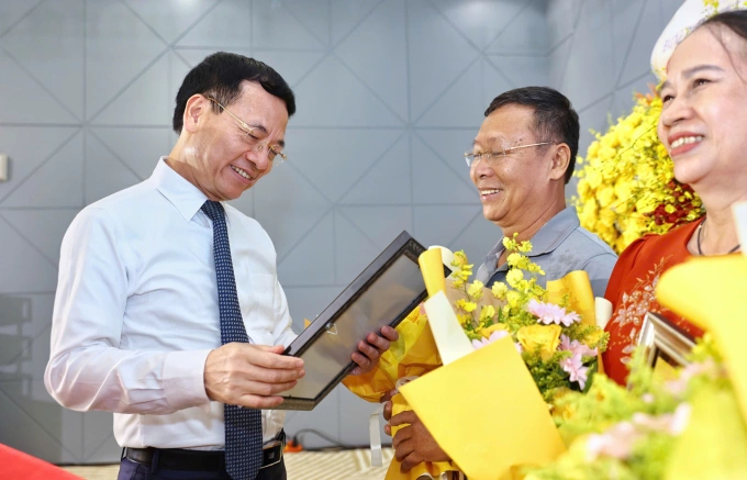 Bộ trưởng Nguyễn Mạnh Hùng cảm ơn cán bộ khoa học công nghệ, bưu chính viễn thông phía Nam, chiều 23/8. Ảnh: Quỳnh Trần