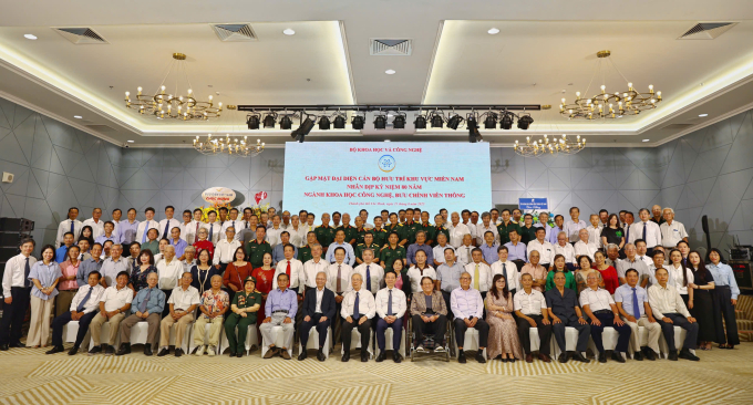 Bộ trưởng Nguyễn Mạnh Hùng chụp ảnh kỷ niệm với đại diện các bộ hưu trí ngành khoa học công nghệ, bưu chính viễn thông phía Nam, chiều 23/8. Ảnh: Quỳnh Trần