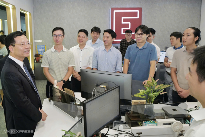 Trước buổi làm việc Bộ trưởng Nguyễn Mạnh Hùng dành thời gian thăm tòa soạn và trò chuyện với các cán bộ, phóng viên, kỹ thuật viên... của Báo. Ảnh: Ngọc Thành
