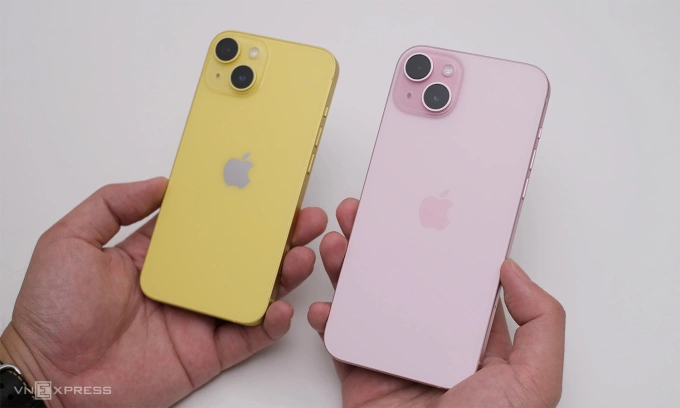 iPhone 15 Plus và iPhone 14 màu vàng. Ảnh: Tuấn Hưng