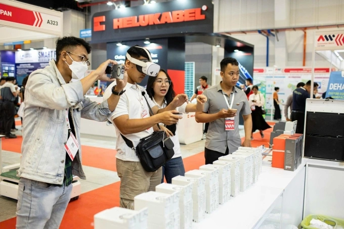 Khách tham quan trải nghiệm công nghệ tại sự kiện. Ảnh: Becames