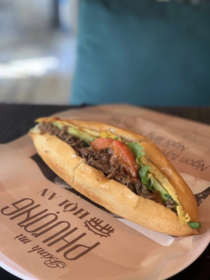 Bánh mì Phượng Hội An từng được cố đầu bếp người Mỹ nổi tiếng, Anthony Bourdain, khen ngợi là sandwich ngon nhất thế giới. Ảnh: Etoffekim