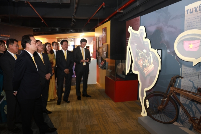 Thứ trưởng Phạm Đức Long cùng lãnh đạo Tổng công ty Bưu điện Việt Nam trải nghiệm không gian Phòng Truyền thống số. Ảnh: Vietnam Post