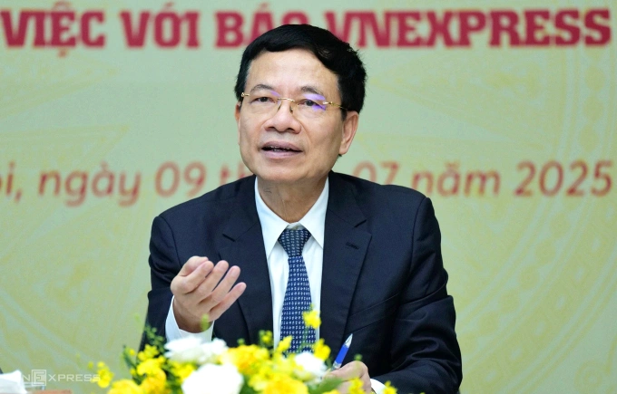 Bộ trưởng Khoa học và Công nghệ Nguyễn Mạnh Hùng trong buổi làm việc tại báo VnExpress, ngày 9/7/2025. Ảnh: Ngọc Thành