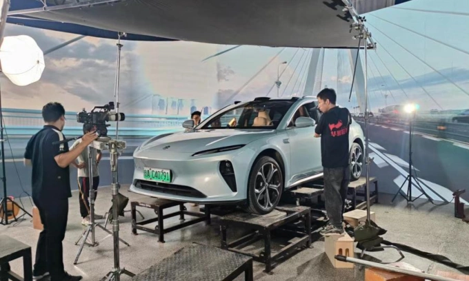 Một nhóm setup cảnh để quay phim ngắn ở Thượng Hải. Ảnh: Tân Hoa Xã