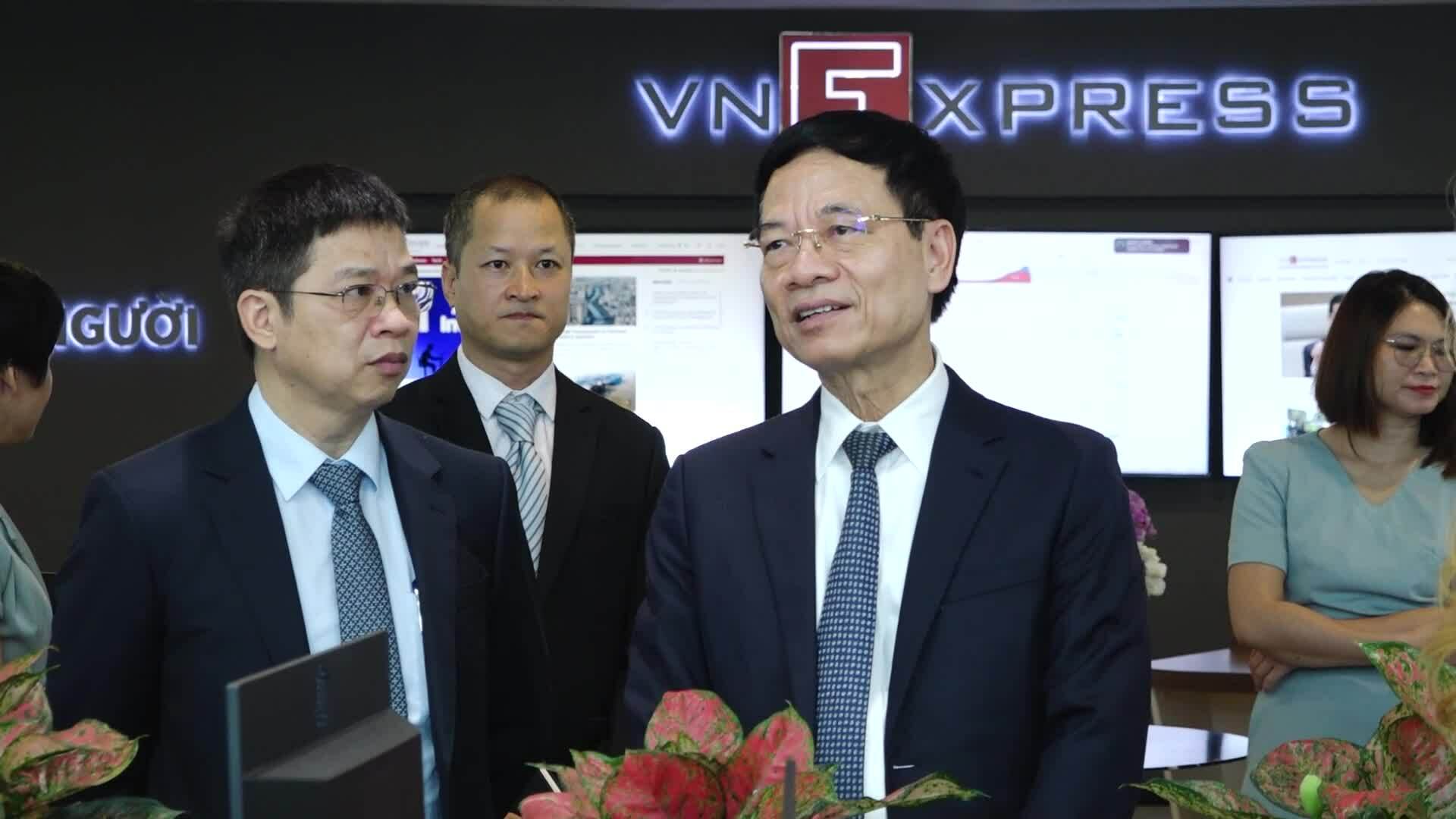 Bộ trưởng bộ Khoa học và Công nghệ tới thăm báo VnExpress